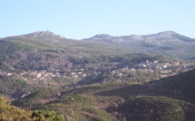 I piu belli paesi di Corsica :  Rutali, in un nidu di virdura