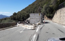 Olmeto : Un camion se couche sur la chaussée. Le chauffeur blessé