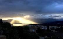 La photo du jour :  Le Soleil perce les nuages au-dessus de la baie de Calvi