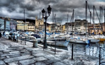 La photo du jour : Quai des brumes sur le Vieux-Port de Bastia…