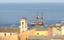 La photo du jour : "L'Hermione" et le palais des gouverneurs