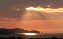 La photo du jour : Quand le Soleil perce les nuages au-dessus de La Revellata