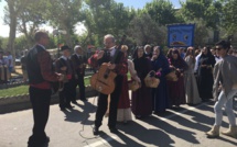Défilé dans les rues de L'Ile-Rousse  en ouverture de Coralisula