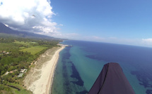 La photo du jour : Sous l'aile du parapente, Cervioni