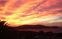 La photo du jour : Tourbillon de couleurs dans le ciel de la Revellata