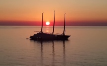La photo du jour : Le "Sailing Yacht" sur une mer d'huile