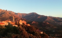La photo du jour :   Coucher de soleil sur Monte Maiò et le Monte Grossu