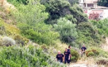 Un couple coincé dans les rochers à la sortie sud de Calvi