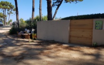La fermeture  des locaux à poubelles dans la pinède de Calvi contestée par certains plagistes