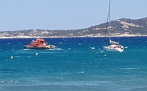 Echoué sur la plage de Calvi, un voilier remorqué par la vedette de la SNSM