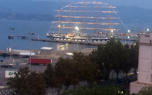 Sur les eaux calmes du port d'Ajaccio, le Star Clipper...