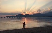 La photo du jour : Premiers rayons de Soleil sur la baie de Calvi 
