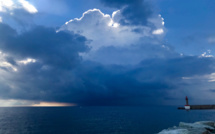 La photo du jour :  Orage en approche au large de Bastia 