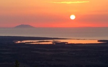 La photo du jour :  Soleil levant sur Monte Cristo et la plaine orientale
