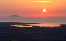 La photo du jour :  Soleil levant sur Monte Cristo et la plaine orientale