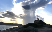 La photo du jour : Nuage d'orage au-dessus de la tour de Caldanu