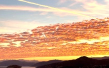 La photo du jour :  Ciel d'or et nuages orangés sur Lisula