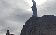 La photo du jour : Le Soleil perce les nuages au-dessus de Notre-Dame de la Serra