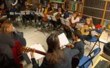 Bastia : Guitares et mandolines jouent Noël à la bibliothèque
