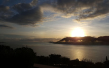 La photo du jour : Lever de soleil brumeux sur le golfe de Porto-Vecchio