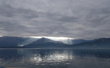 La photo du jour : Chape nuageuse au-dessus de la baie de Calvi