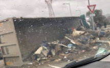 Un poids lourd se renverse sur la route à Sarrola-Carcopino