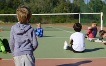 Au Raquette club de Porto-Vecchio, Emilie Bacquet transmet son amour pour le tennis aux plus petits