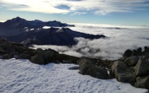 La photo du jour : Le Monte d'Oru entre neige et mer de nuages