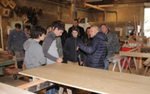 Des élèves de la section nautisme du Lycée de Balagne à la découverte de la Menuiserie LBD de Lumio