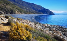 La photo du jour : La plage de galets noirs de Nonza