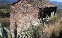 La photo du jour : Vieilles pierres et sommets enneigés à u Poghju d'Oletta