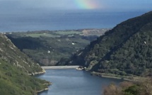 La photo du jour : Le barrage de l'Alesani, la Tyrrhénienne et l'arc-en-ciel