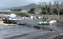 Tempête à l'Ile-Rousse : jet skis et bateaux emportés par les vagues