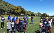 Les élèves de l'école primaire de Miomu à la découverte du football