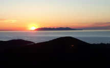 La photo du jour :  lever de soleil sur l'ile de Capraia 