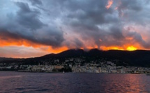 La photo du jour : Le ciel en feu au-dessus de Bastia