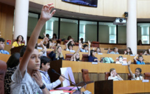 Assemblea di i zitelli : un dibatitu nant'à a lingua è l'eculugia