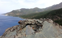 La photo du jour : La plage de Nonza dans un trou de... rocher