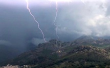 Impact de foudre à Olmi-Cappella : Pins en feu