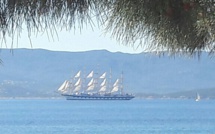 La photo du jour : Un voilier dans le port d'Ajaccio