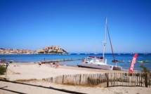 Imbroglio autour d'un catamaran échoué sur la plage de Calvi depuis plus de 15 jours 