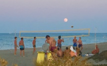 Plage de La Marana : quand la Lune se prend pour un ballon de Volley