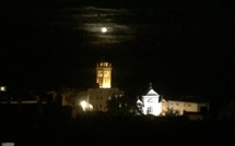 La photo du jour : la Lune comme un point sur  i au dessus de Santa Maria