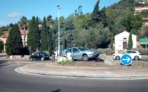 Porto-Vecchio : la voiture dans le rond-point