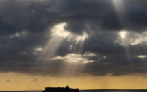 La photo du jour : Le Soleil perce les nuages au-dessus de la mer 