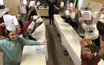Les nouveaux petits chefs cuistots s'emparent des fourneaux à l'école de Lisula