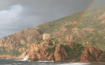 La photo du jour : Un immense  arc en ciel illumine la plage de Ota