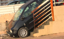INSOLITE - Il essaie de descendre les escaliers avec sa voiture