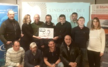 Bastia : "U sindicatu di i Cultellaghji Corsi" remet un chèque de 2 500€ à Inseme