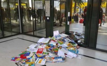 Réforme des retraites : Les enseignants déposent des livres devant l’inspection académique à Bastia